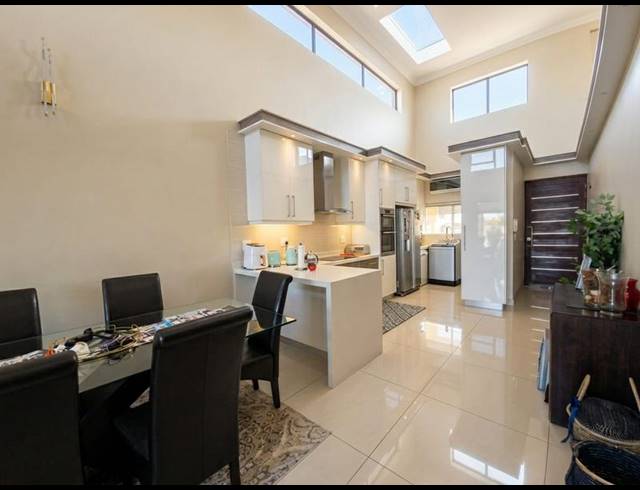 5 BEDROOM PROPERTY TO RENT IN UMHLANGA ROCKS